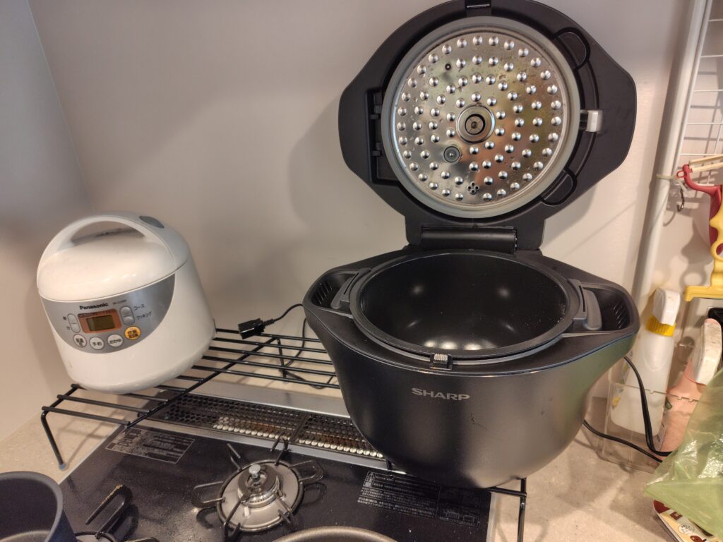 コンロ奥ラックにホットクックと炊飯器を置いた状態